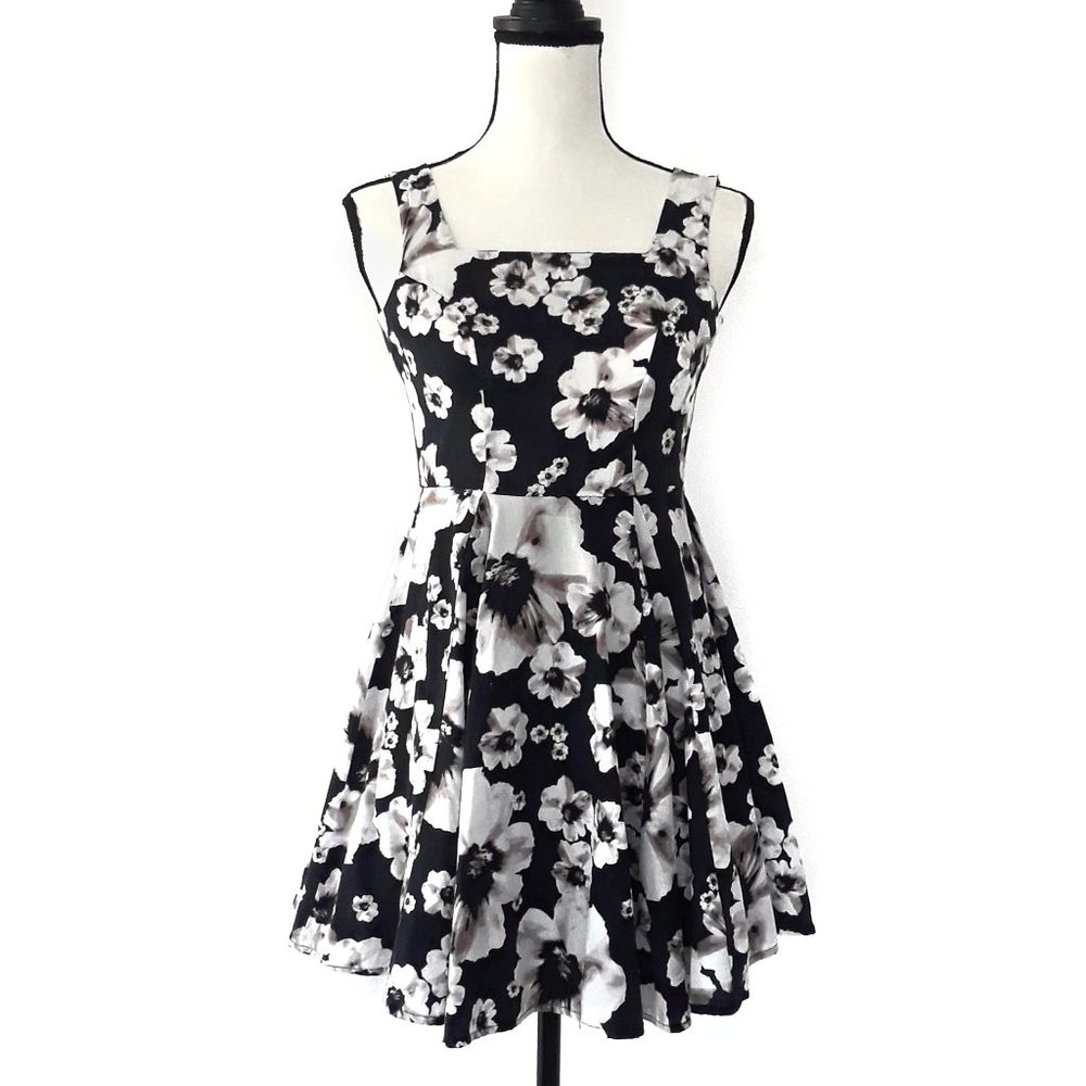 ❤️ Charlotte Russe Monochrome Floral Mini Dress 2/$15